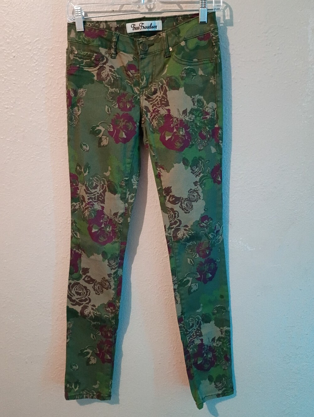 True Freedom Size 1 Green Floral Skinny Jeans